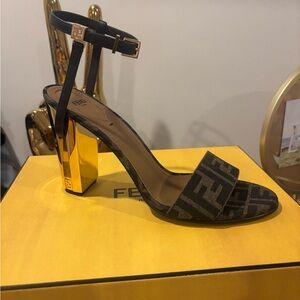 BRAND NEW. Fendi Delfina Brown and Gold Block Heel Sandalsi